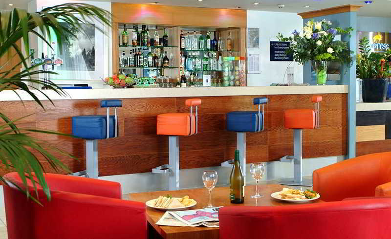 Holiday Inn Express Park Royal, An Ihg Hotel London Restaurant photo